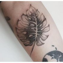 Tatouage botanique et pointillisme. Tattoo Design, Traditional illustration, and Botanical Illustration project by Emma Badouard - 07.02.2025