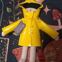 Impermeable para muñeca Six Ein Projekt aus dem Bereich Nähen, Spielzeugdesign, DIY und Textildesign von Zeltzin Novoa Moreno - 03.07.2025