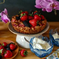 Strawberry sponge cake with icecream in blue vases about me and my mom. Un proyecto de Fotografía gastronómica, Food St, ling				 y Fotografía de Natalia Shynkarenko - 03.07.2025