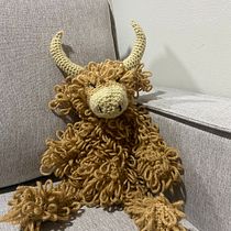 Highland cow. Un proyecto de Amigurumi, Artesanía, Crochet, Tejido, Diseño textil y Diseño de juguetes de Emily Baltodano - 05.07.2025