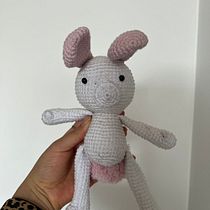 primer conejo amigurumi . Un proyecto de Amigurumi, Crochet, DIY, Tejido, Diseño textil y Diseño de juguetes de lauracarrero19 - 06.07.2025