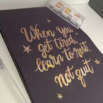 Lettering with metallic watercolors project. Un proyecto de H, lettering, Lettering y Pintura a la acuarela de Irina Szasz-Eana - 08.07.2025
