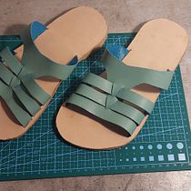 Summer leather sliders. Un progetto di Design di accessori, Artigianato e Design di scarpe di mariemmm - 14.07.2025