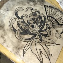 Flor de Crisântemo al estilo Neotradicional. Een project van  Tatoeageontwerp van Alvaro Ciancio - 15.07.2025