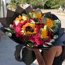 Arreglo floral el sol. Un proyecto de Diseño floral, vegetal y Paisajismo de Lucia Duarte Chan - 16.07.2025