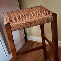 Danish cord barstool. Un projet de Artisanat, Décoration, Art textile, Design, Fabrication de mobilier, Design d'intérieur, Upc, cling , et Tissage de cfitzgerald_tipp - 18.07.2025