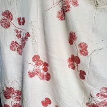 Dyeing with petals . Un proyecto de Artesanía, Diseño de moda, DIY, Teñido Textil y Diseño textil de relabel_team - 21.07.2025