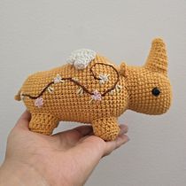 Amigurumi rinoceronte con bordado floral. Arts, Crafts, Fiber Arts, Crochet, Amigurumi, Embroider, and Creativit project by dahleana - 07.25.2025