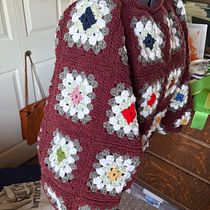 Granny square sweater with statement sleeves Ein Projekt aus dem Bereich Crochet, DIY, Modedesign, Weben und Textildesign von Patty - 31.07.2025