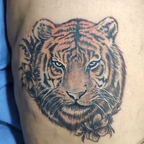 Panthera Tigris con Lirios al rededor, representando la fuerza y la delicadesa.. Tattoo Design project by Diego CR - 08.07.2025