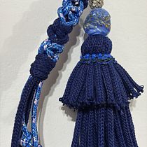 BOLSO AZUL - CUERO Y MACRAMÉ. Un projet de Création d'accessoires , et Design textile de Marcos Cardozo - 07.08.2025
