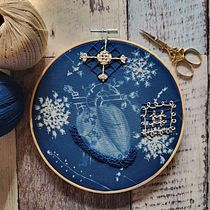 Bluework : mon Coeur en broderie et cyanotype. Arts, Crafts, DIY, Embroider, Fine Arts, Traditional illustration, Paper Craft, Printing, Textile Printing, and Textile Design project by Solweig Gerbier - 08.09.2025