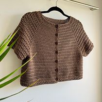 Camisa Estefa 🧶🤎. Crochet, Fashion Design, DIY, Fiber Arts, and Textile Design project by monimonkey - 08.11.2025