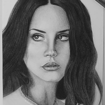 Lana Del Rey portrait. Fine Arts, Drawing, Pencil Drawing, Traditional illustration, Portrait Drawing, Realistic Drawing, Artistic Drawing, Sketching, and Figure Drawing project by Renata Gonçalves Pimenta - 08.15.2025