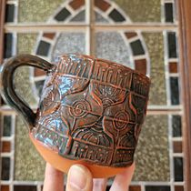 La tasse de Sarah Pike!. Un proyecto de Artesanía, Cerámica, Decoración de interiores, DIY y Bellas Artes de Stéphanie Weppelmann - 18.08.2025