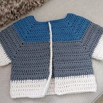 Chaqueta tricolor para bebé. Un proyecto de Crochet de Gema Lorenzo Argudo - 20.08.2025