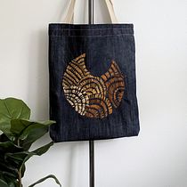 Embroidery on denim tote Ein Projekt aus dem Bereich Stickerei, H, werk, Nähen, Modedesign, DIY, Nähen und Schnittmuster von Marie Christina D - 21.08.2025
