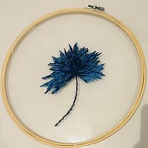 Flor azul Ein Projekt aus dem Bereich Erweiterungsentwicklung, Botanische Illustration, Stickerei und Textildesign von Vanessa Andreazza - 23.08.2025