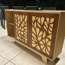 Plywood cabinet with leafy doors. Een project van Craft, Houtbewerking, Interieurontwerp, Meubelontwerp en -bouw y DIY van mychalya - 24.08.2025