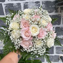Buquê de Rosas. Un proyecto de Decoración de interiores, DIY, Diseño floral, vegetal, Diseño de interiores y Paisajismo de amandasbcontact - 28.08.2025