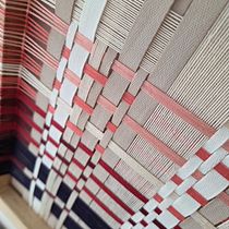 Pieza decorativa con hilos. Een project van Craft, Textiel, Meubelontwerp en -bouw,  Interieur, Textielontwerp y Weven van lalisanmiguel - 29.08.2025