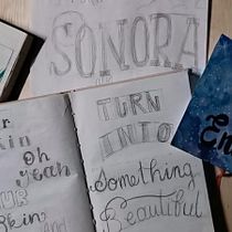 Sketchbook. Een project van Belettering, Schetsen, Creativiteit, Tekening, Hand lettering y Sketchbook van Denisse Hernández - 31.08.2025