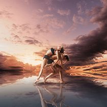 Dos cuerpos danzando. Photograph, Photograph, Post-production, Photo Retouching, Fine-Art Photograph, Photographic Composition, Photomontage, and VFX project by Andrea Ángel - 09.06.2025