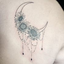 Luna y girasoles Ein Projekt aus dem Bereich Tattoodesign, Botanische Illustration, Zeichnung, Digitale Illustration, Naturalistische Illustration und Traditionelle Illustration von Francisca Moreno - 08.09.2025