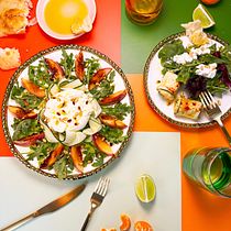 Peach salad. Digital Photograph, Food Photograph, Instagram Photograph, Lifest, le Photograph, Mobile Photograph, Photo Retouching, Photograph, Product Photograph, Social Media, Food St, and ling project by Fátima - 09.10.2025