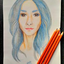 Portrait with coloured pencils . Desenho com lápis de cor, Desenho, Desenho de retrato, e Sketchbook projeto de sandraortu - 11.09.2025