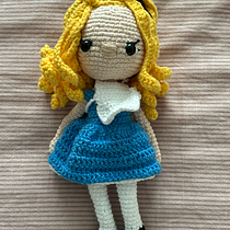 Alicia en el País de las maravillas. Amigurumi, Artesanato, Crochê, DIY, Tecido, Design têxtil, e Design de brinquedos projeto de Paola Vargas - 13.09.2025