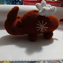 Rino con Margarita. Artesanato, Design de brinquedos, DIY, Tecido, Crochê, Amigurumi, e Design têxtil projeto de victoria_gonzalez_hernandez - 23.09.2025
