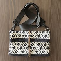 Cartera Tejida a Crochet. Un proyecto de Diseño de complementos, Crochet, DIY, Tejido, Pattern Design y Diseño textil de Natalia Contreras - 28.09.2025
