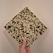 recycled terrazo piece. Un proyecto de Artesanía, Decoración de interiores e Interiorismo de Daniela Guzzanti - 29.09.2025