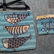 Fish Tote with Zippered Pouch. Crochê, Design de acessórios, DIY, Pattern Design, Tecido, e Design têxtil projeto de Stephanie Peaden - 13.10.2025