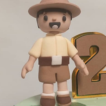 Leo el explorador. Un proyecto de Decoración de pasteles, Diseño de pasteles, Toppers para pasteles, Arte comestible y Fondant de Norbelia Yepez - 24.10.2025