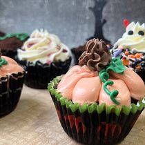 Cupcakes de halloween. Un proyecto de Food St, ling				, Repostería, Magdalenas, Arte comestible y Crema de mantequilla de lisaturista - 31.10.2025