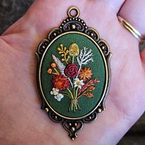 Autumn bouquet embroidery necklace . Un proyecto de Bordado, Diseño de jo, as y Diseño textil de Jennifer Caldwell - 03.11.2025