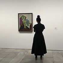 "Quietud Frente a la Angustia". Color Theor, Digital Photograph, Lifest, le Photograph, Outdoor Photograph, Photographic Composition, Photographic Lighting, Photograph, Self-Portrait Photograph, and Studio Photograph project by albertina_zeni - 11.18.2025