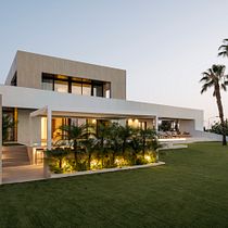 Vila Martin Encargo de reportage arquitectónico  Ein Projekt aus dem Bereich Architektur, Innenarchitektur, Fotografie, Architektonische Fotografie und Interieurfotografie von Rodrigo Gorinho - 18.11.2025