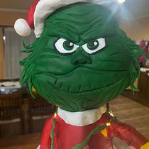 El Grinch en Navidad. DIY, Confeitaria, Decoração de bolos, Design de bolos, Arte comestível, e Fondant projeto de Cecilia Ramos - 21.11.2025