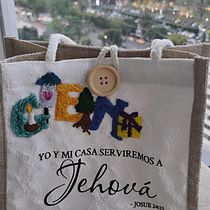 Mis generaciones. Accessor, Design, Embroider, and Textile Design project by Adry Olmos - 12.05.2025