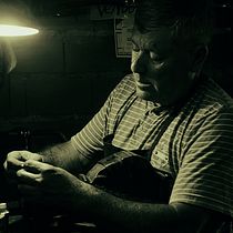 “Sus manos construyen bicicletas, pero también mi camino”. Photograph, Portrait Photograph, and Photographic Lighting project by Milagros Cirigliano - 12.06.2025