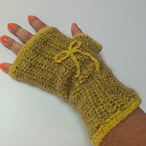 Lemon & Green Mohair Mitts. Un projet de Stylisme, Art textile, Crochet , et Design textile de Claudia Huertas - 08.12.2025