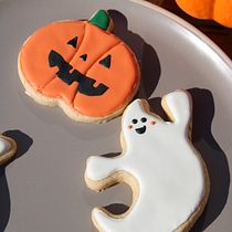 Galletas Halloweenezcas . Baking, Edible Art & Icing project by Lizbeth Valeria Estrada Ruiz - 12.09.2025