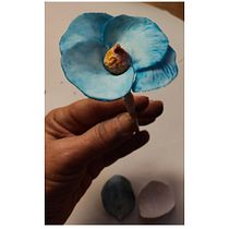 flor de porcelana fría. Arts, Crafts, Sculpture, DIY, Floral, and Plant Design project by Bea Diaz Ruggiero - 12.09.2025
