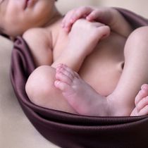 Fotografía Newborn: Primera de muchas! . Photograph, Studio Photograph, Portrait Photograph, Digital Photograph, Lifest, le Photograph, and Creating with Kids project by claritzaminosca - 12.16.2025