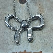 Bow pendant. Un proyecto de Diseño de complementos, Diseño de moda, Diseño de jo y as de Anat - 16.12.2025