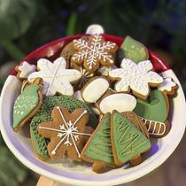 Christmas Cookies. Baking, Edible Art & Icing project by saraczylisara - 12.23.2025