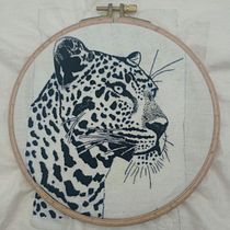 Bordado a mano de un jaguar . Drawing, Embroider, Fiber Arts, Traditional illustration, Realistic Drawing, and Textile Design project by Alina Cartu - 12.26.2025